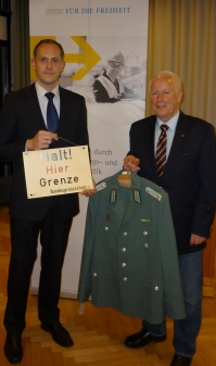 Carsten Helms (links) und Horst Harms (rechts) mit Relikten von der DDR-Grenze