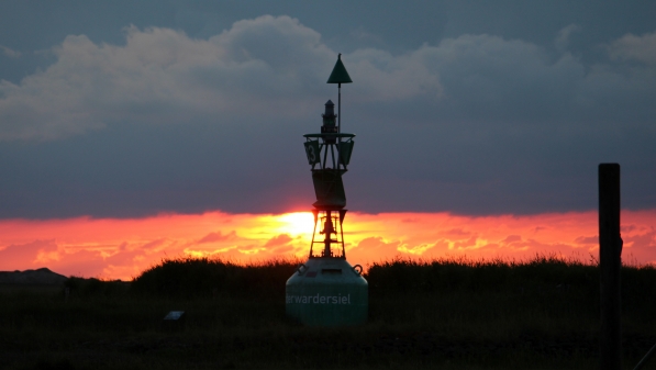 Rolf Bridde fotografierte diesen Sonnenuntergang in Fedderwardersiel und stellte das Bild in ein Fotoalbum auf der Seite. Das können Sie doch auch!