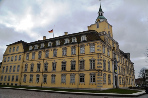 Ein ganzes Land trauert, auch Oldenburg nimmt Anteil mit der Trauerbeflaggung auf öffentlichen Gebäuden   