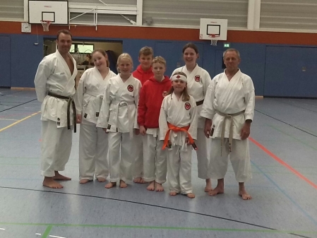 Metjendorfer Karate-Kids trainieren mit Vater und Sohn