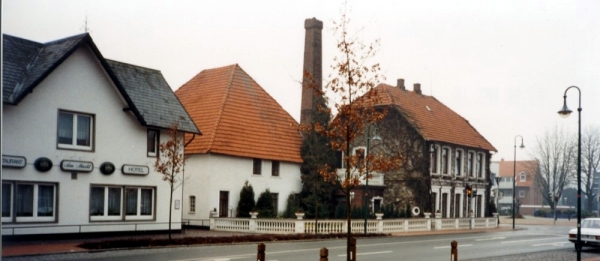 Gasthof am Markt (von 1814) im Herbst 1996 mit ehemaliger Kornbrennerei (von 1824) und Wohnhaus (1884). Die beiden rechten ehemals denkmalgeschützen Gebäude, wurden im Januar 2013 abgerissen.