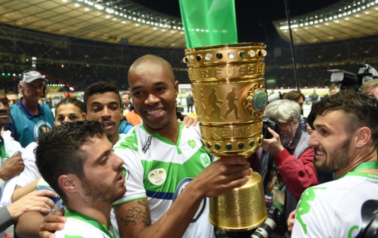 Naldo, hier mit DFB-Pokal, war das Maß aller Abwehr-Dinge 2014/15. BILD: DPA