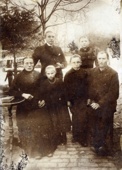 Familie Willers 1895 mit Friedr. (1870), Anna (1877), Anna Elis. (1845), Marie (1886), Georg (1884), Joh. Diedr. (1840). Georg Willers schrieb dazu: 