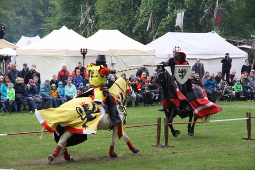Attacke! Zwei Ritter duellieren sich beim Turnier in Rastede. (Bild: Rainer Stolle)