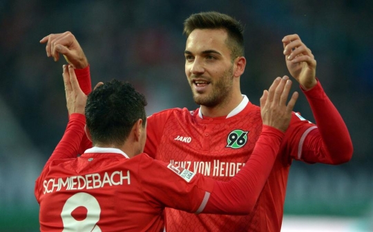 Kenan Karaman (rechts) bejubelt seinen Treffer zum 3:0-Zwischenstand gegen Hannover 96. Bild: DPA