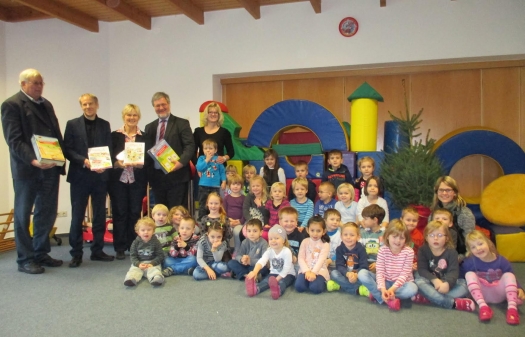 CDU Apen und Stephan Albani überreichen Starterset Deutsch an Kindergarten „Unterm Regenbogen“ 