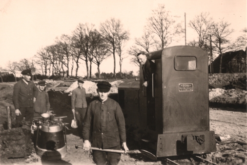 1936 Arbeiter vor Lokomobile und Loren