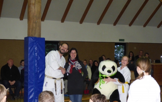 Veronika Schwarz, hier mit Trainer Carsten Metz, spendierte den Karatekindern einen großen Pandabären. Die Freude war groß.