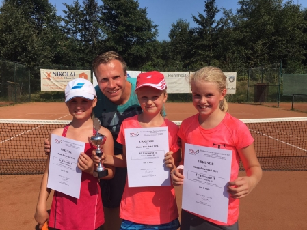Die Midcourt Mädchen Madita Honkomp, Sanne Plate, Greetje Witzel mit Trainer Mark Gröber