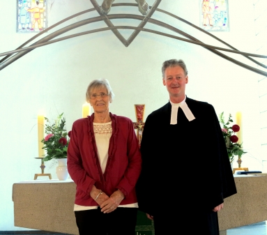 Gerda Schubert und Pfarrer Christian Egts