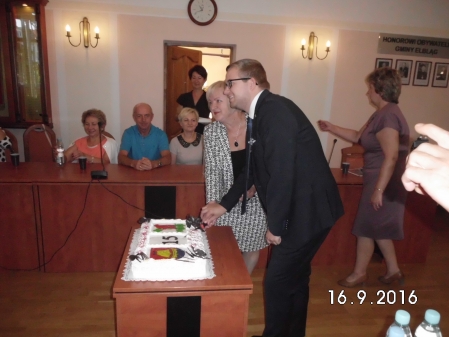 BM Anhuth und seine Kollegin aus Elblag beim Anschneiden der Torte.