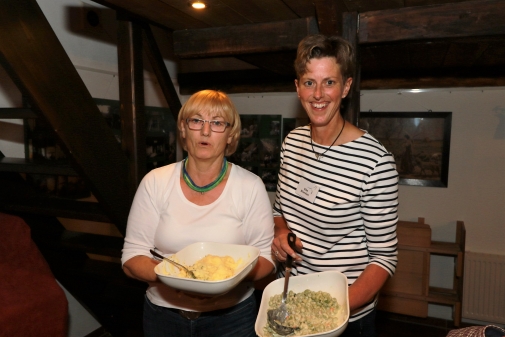 Ilse Tietjen und Elke Wiemken (Kreislandfrauen/Landfrauenverein Wiefelstede)präsentieren die Dicken Bohnen