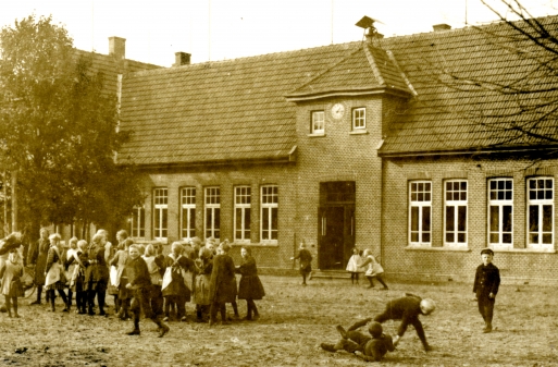 Bild: Ralf Leffers. Die Hollweger Schule um 1925. Heute ist im selben Gebäude der Kindergarten, sowie ein Dorfgemeinschaftsraum.