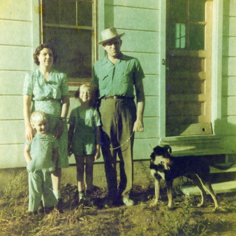 Georg Oltmanns mit Familie vor ihrem Haus in Amerika um 1948.