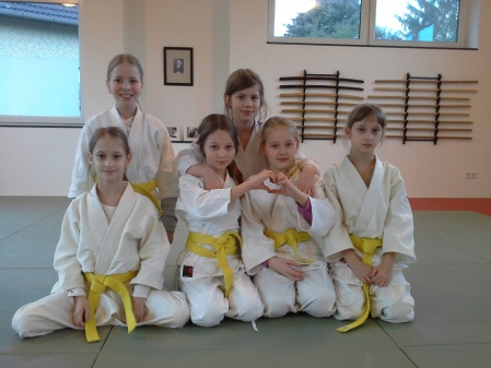 Aikido Mädchen und Jungen zeigen Ihr Können