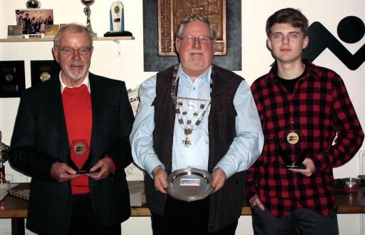 Das Schützenkönigshaus 2012: 2. Ritter Hubertus Ringk, König Wilfried Wittkowsky, 1. Ritter Timo Hecken