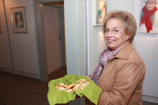 Renate Hahn serviert ihren Gästen
