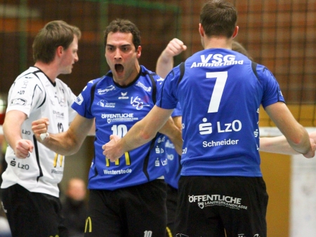 Emotion pur: Ammerlands Jörn Wolf (Mitte, daneben links Lars Achtermann und rechts Andre Schneider) spielte gegen Lüneburg überragend (Bild: Volkhard Patten).