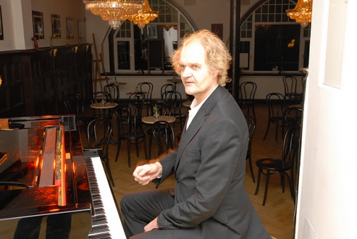 Michael Kroeger am Klavier