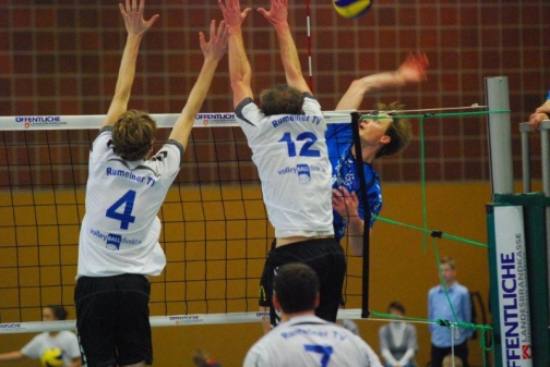  Bei dieser Begegnung mit den Rumelnern in Bad Zwischenahn zogen die Ammerländer (im Angriff Dirk Achtermann) nur knapp den Kürzeren.