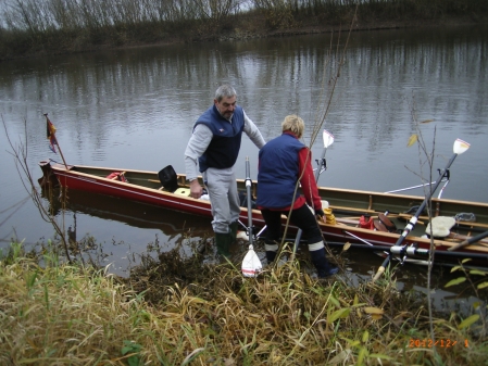 Mit Gummistiefeln ins Boot