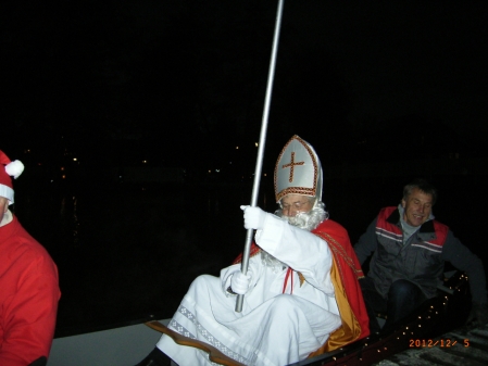 Der Nikolaus kommt am Steg an