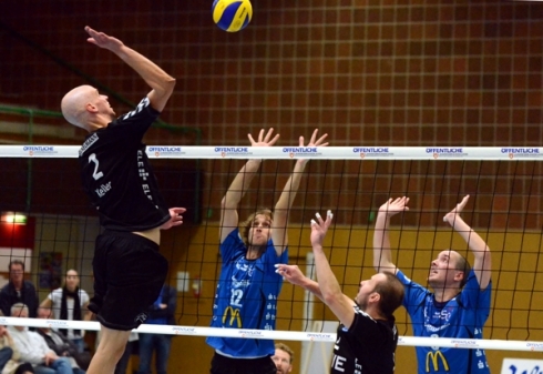 Bottops Marcel Keller Gil (im Angriff, hier mit Zuspieler Josef Janosik auf einem Foto aus dem Hinspiel) sorgte auch diesmal für viele Punkte gegen die VSG (hinten von links Jonathan Stemmann und Arne Döpke; Bild: Manfred Hollmann)