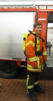 Eingekleideter Feuerwehrmann - beim Notfall muss das Umkleiden bblitzschnell gehen