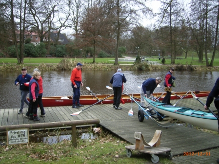 Boote werden zu Wasser gelassen