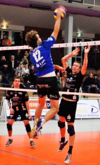 Jonathan Stemmann von der VSG Ammerland (im Angriff) in einer Szene aus dem Hinspiel (Foto: Peter Feldkämper).