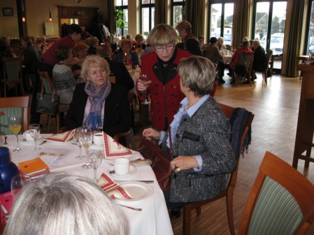 Friedegund Reiners und zwei der Vorstands-Damen bei der letzten Lagebesprechung