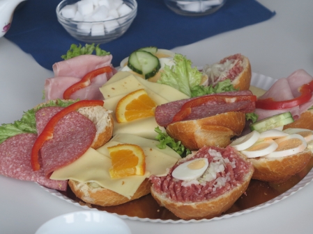 gemeinsames Frühstück mit leckeren Brötchen