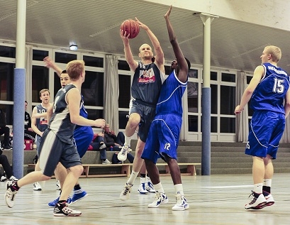 TuS-Kapitän Dirk Peters auf dem Weg zum Korb.