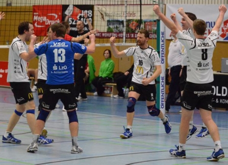 Matchball verwandelt: Jubel und Erleichterung bei der VSG Ammerland (Bild: Manfred Hollmann)