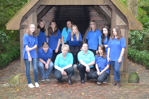 traurige Young Voices Mädels mit Coachs und Dirigentin
