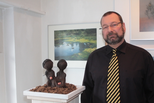 Ralf Scharnagl neben Torf-Skulptur