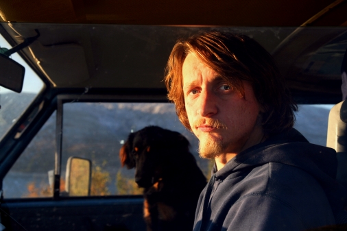 Oliver Lück mit Hündin Locke im Wohnmobil