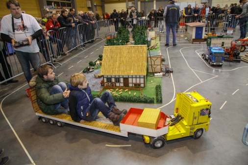 Bei der Modellbau-Ausstellung in Oldenburg war nicht nur Anschauen angesagt - auch Mitfahren! (Bild: Rainer Stolle)