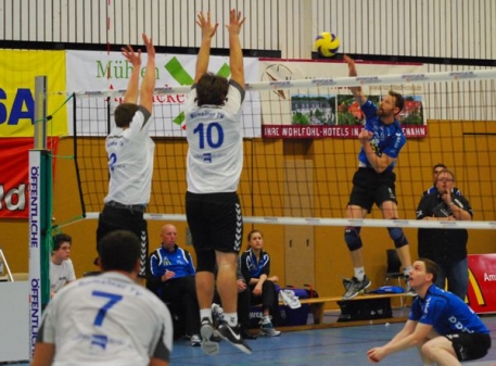 Vergrößerung anzeigen - Wird in einem neuen Fenster angezeigt. Da fehlte nicht viel: Olaf Kreike (im Angriff) und Moritz Döpke (rechts) beim 2:3 gegen Rumeln in der vergangenen Saison in Bad Zwischenahn (Bild: Manfred Hollmann).