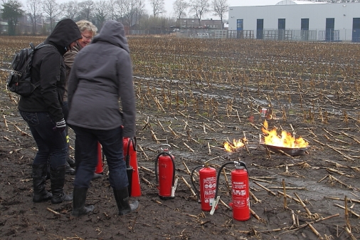 Die ersten Tagesmütter trauen sich an die Feuerlöscher 