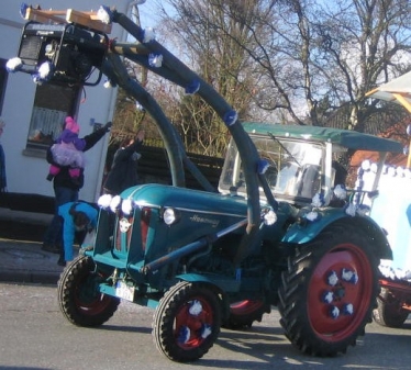 Diese Traktoren sind beim Rosenmontagsumzug willkommen.