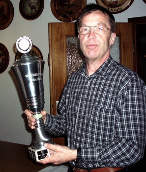 Sportleiter Gerd Lange mit dem Müller-Wanderpokal