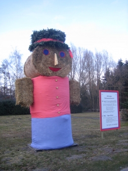 Die Strohpuppe weist schon auf das Fest hin!