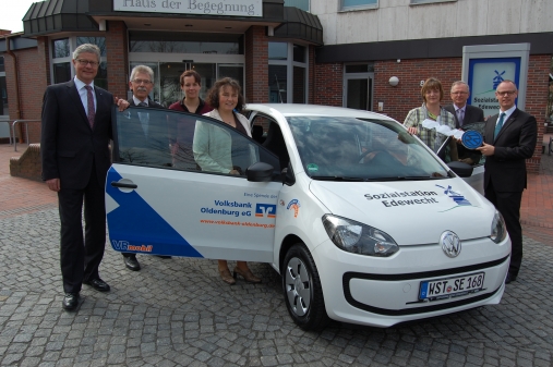 Freude über das neue Auto: (v.l.) Reinhard Nannemann, Helmut Bischoff, Sabine Lubek, Petra Lausch, Rena Riesener, Klaus Schweinberger, Matthias Osterhues