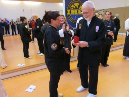 Laurencia van der Linden erhält eine hohe Auszeichnung von Max Kötter, dem Leiter der Tai Chi Martial Arts School.