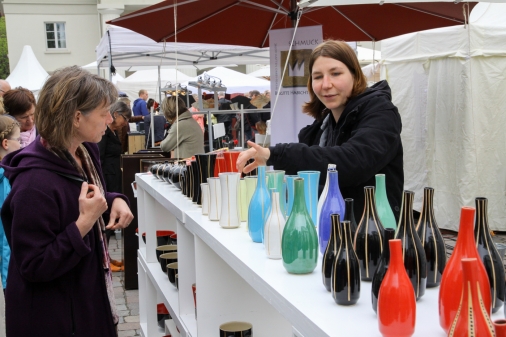 Auf dem Nikolaimarkt gab es allerlei Schmuckstücke zu kaufen. (Bild: Rainer Stolle) 