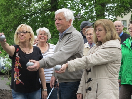 Ursula Runge, Hanna Wilde, Herbert Schweers machen den 1. Wurf