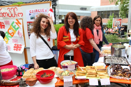 Multikulturell ging es letzte Woche auf dem Sommerfest in Oldenburg zu. (Bild: Rainer Stolle) 