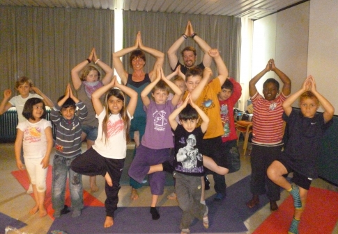 Swenja Hillen und Peter Schreiber mit den Kindern des Hortes St. Johannes