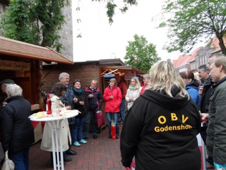 Freundliche Begrüßung am Weinstand